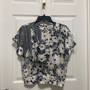 Anne Klein size 4 blouse for new aspects Pit to pit 20 inches. Top to bottom 21